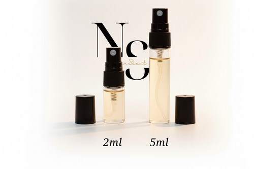 Parfume spray billede med kridhvid baggrund